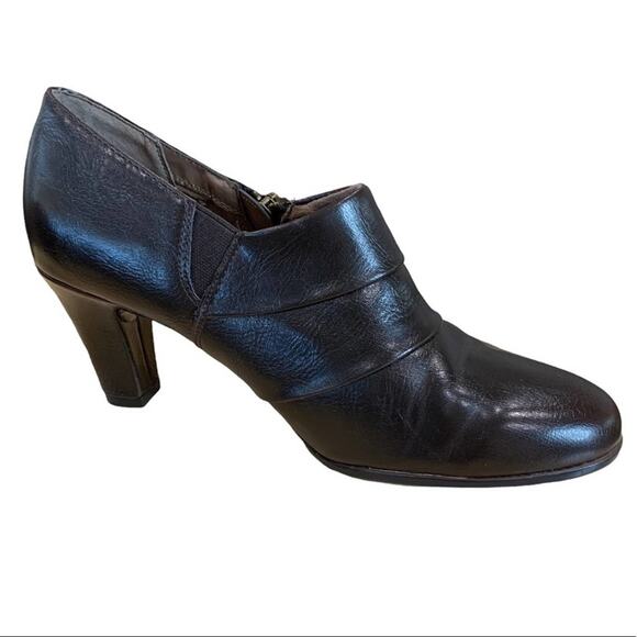 Aerosoles  shoes shooties. Side zip slip on ankle booties. Size 8. Heel rest - Picture 3 of 10